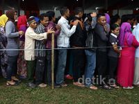 Antusiasme Warga di TPS 02 Bojong Koneng