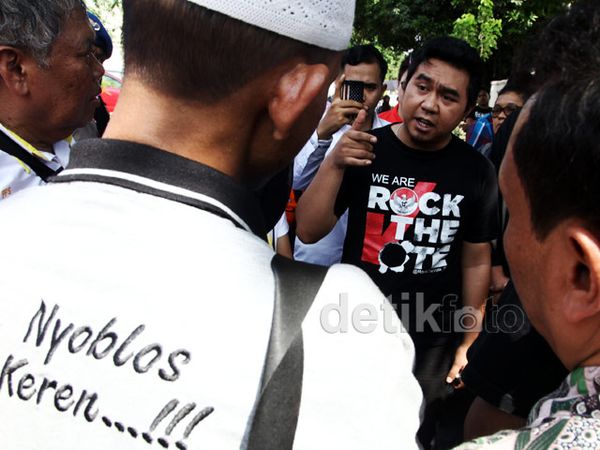 Warga Protes Karena Tidak Bisa Mencoblos