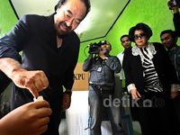 Surya Paloh Nyoblos Bersama Keluarga