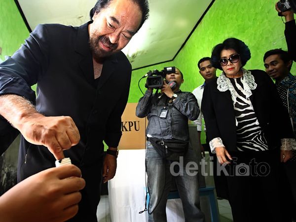 Surya Paloh Nyoblos Bersama Keluarga