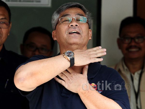 Gaya Potong Leher Akil Saat Nyoblos