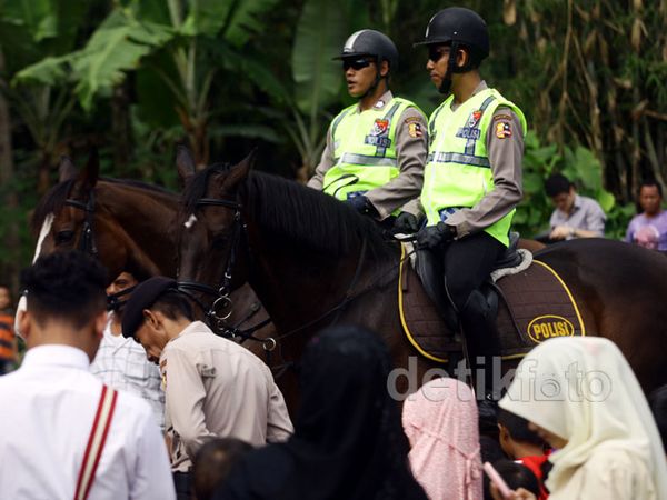Polisi Berkuda Amankan TPS Prabowo