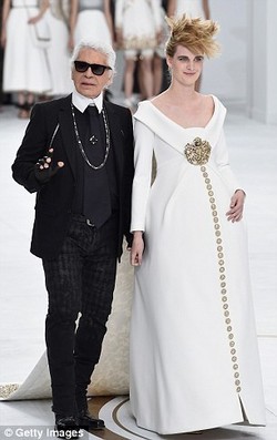 Karl Lagerfeld Tampilkan Model Hamil di Runway Chanel Couture