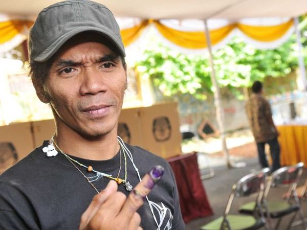 Kaka Slank dan Istri Nyoblos di TPS 15 Duren Tiga