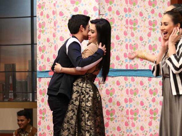 Suit..Suit..Syahrini Dipeluk Rassya