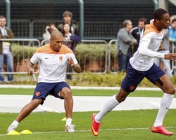 De Jong dan Vlaar Sudah Kembali Berlatih, Van Persie Diragukan Tampil