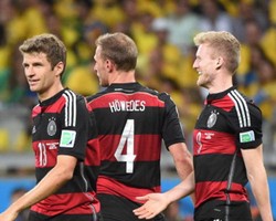 Loew Ingatkan Para Pemainnya Tetap Membumi