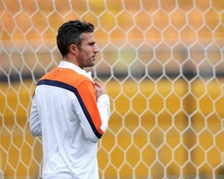 Van Gaal Tak Mau Ambil Risiko dengan Kondisi Van Persie