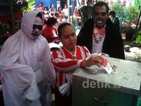 Seram! Warga Nyoblos Ditemani Pocong