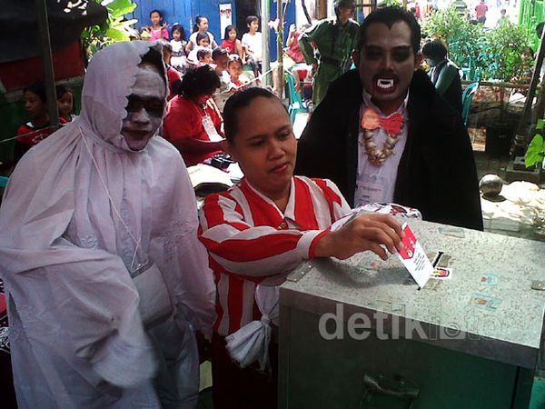 Seram! Warga Nyoblos Ditemani Pocong