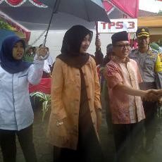 Hujan Tak Menyurutkan Warga Banyuwangi untuk Mencoblos