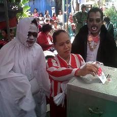 Hiiii... Warga Moro Krembangan Nyoblos Ditemani Pocong