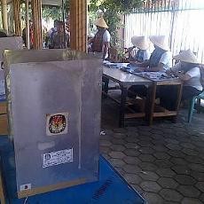 Petugas KPPS Ini Berdandan Ala Petani untuk Menarik Minat Pemilih