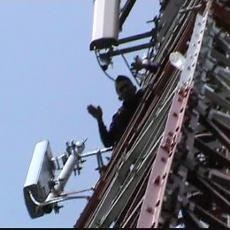 Ditinggal Pasangannya, Waria Panjat Tower Coba Bunuh Diri