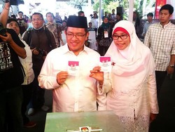 Aher dan Istri Kompak Berbaju Putih Saat Nyoblos di TPS Kemenangan