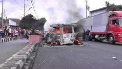 4 Orang Tewas saat Minibus Terbakar, Bagaimana Bocah Ade Bisa Selamat?
