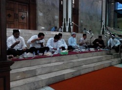 Kala Ahok Lahap Berbuka Puasa di Teras Masjid Agung Sunda Kelapa