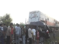 Mobil APV Tertabrak Kereta Api di Demak, 4 Orang Tewas