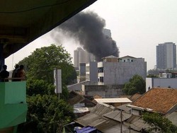 Bengkel Bubut di Palmerah Utara Terbakar, Asap Hitam Membumbung Tinggi