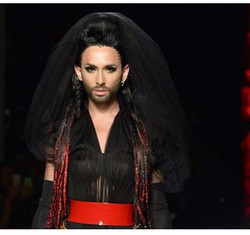 Penyanyi Cantik dengan Brewok Ini Jadi Model Fashion Show Jean Paul Gaultier