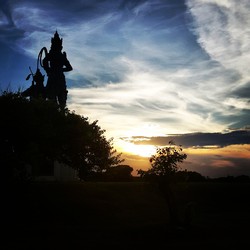 Kresna & Arjuna menikmati sunset