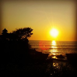 Indahnya Sunset di Tanah Lot
