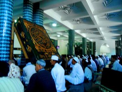 Ada Mushaf Al Quran Raksasa di Masjid Agung Banyuwangi