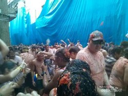 Begini Gilanya Festival Perang Tomat Terbesar di Dunia