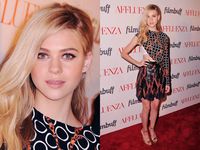 Nicola Peltz Makin Bersinar