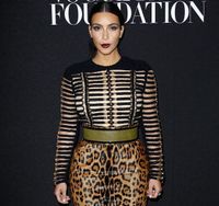Foto: Kim Kardashian Jadi Tentara Balmain di Paris Fashion Week
