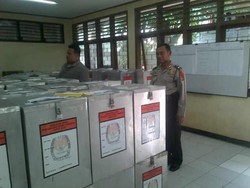 Begini Cara Polisi di Jakarta Kawal Kotak Suara Pilpres