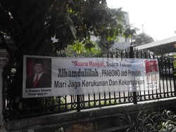 Alhamdulillah, Prabowo Jadi Presiden Terpasang di Pagar DPRD DKI