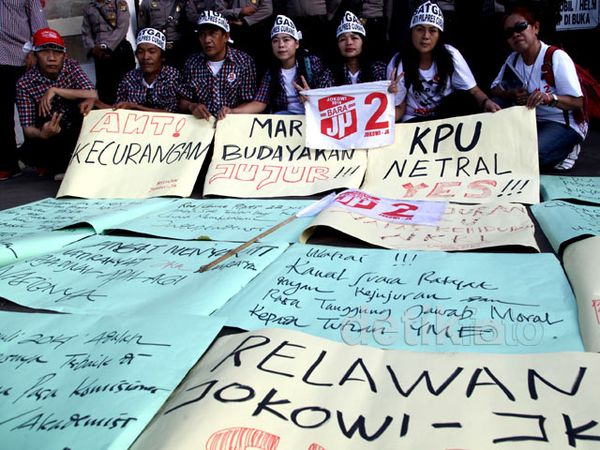Relawan Anti Pilpres Curang Datangi KPU