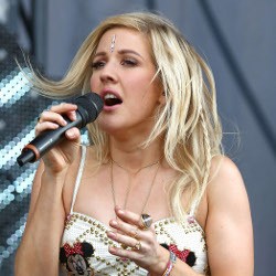 Penonton Berkelahi, Ellie Goulding Ngamuk di Atas Panggung