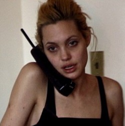 Beredar! Video Lama Angelina Jolie Saat Masih Jadi Pecandu Narkoba
