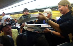 Pesawat Delay 2 Jam, Pilot Ini Belikan Pizza untuk Penumpang