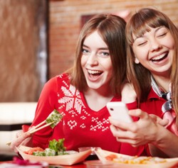 Biasakan Jangan Main Ponsel Sambil Makan