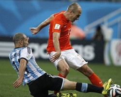 Tekel Sempurna ke Robben, Mascherano Juga Pahlawan Argentina