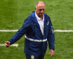 Scolari Diserang Agen Neymar