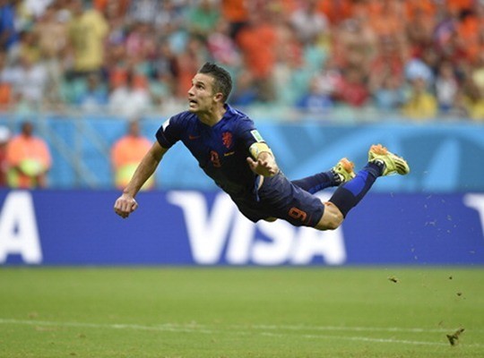 Koin Terbang Van Persie Laris Manis