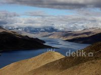 Wow Indahnya Holy Lake, Lokasi Syuting Haji Backpacker di Tibet