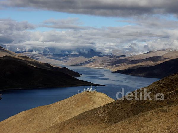 Wow Indahnya Holy Lake, Lokasi Syuting Haji Backpacker di Tibet