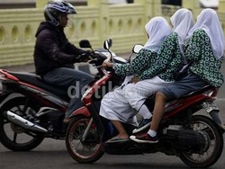 Aneh, Orangtua Bangga Anaknya yang Masih SMP Bisa Naik Motor Sendiri