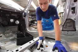 Pabrik Mobil Terkemuka asal Jerman Buatkan Pekerjanya Jempol Super