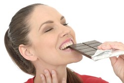 Cara Enak dan Alami Turunkan Tekanan Darah Tinggi: Makan Dark Chocolate