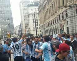 Fans Argentina Sudah Riang Bernyanyi, Pendukung Belanda Lebih Kalem