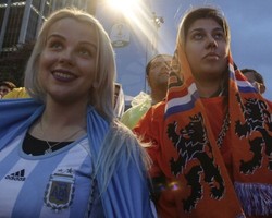 Pesta Jadi Milik Suporter Tango, Bukan Oranje