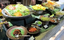 Yuk, Berbuka dengan Gepuk dan Karedok di Restoran Sunda Bersertifikat Halal Ini!