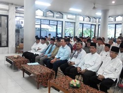 Ahok Serius Dengarkan Tausiyah Ustaz Soal Pemimpin yang Baik