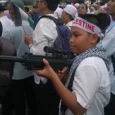 Di Tengah Massa di Bundaran HI, Bocah Ini Tenteng Senapan Mainan